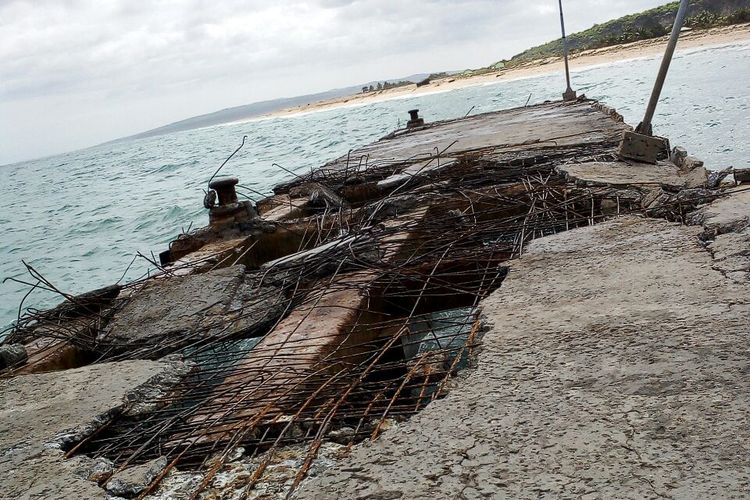 Dermaga di Sabu Raijua, Nusa Tenggara Timur (NTT), yang rusak berat akibat gelombang tinggi, Kamis (1/2/2018).