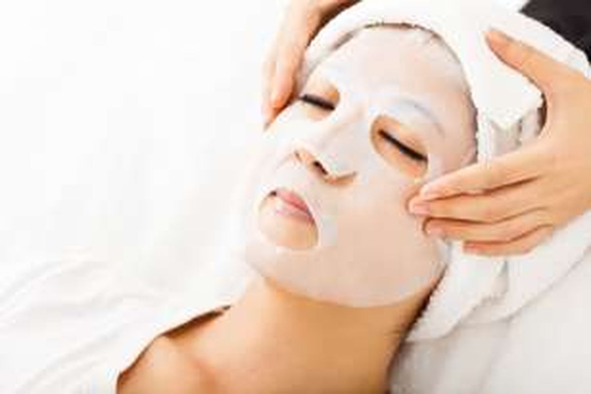 Sekarang, banyak produk kecantikan yang menawarkan sheet face mask. Jadi, pergi ke salon kecantikan atau spa tak perlu dilakoni.