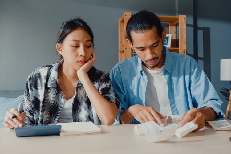 Ilustrasi mengatur keuangan bersama pasangan. 