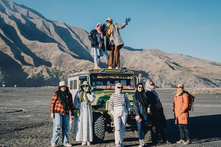 Foto di depan Jeep Bromo merupakan salah satu spot yang wajib diabadikan.