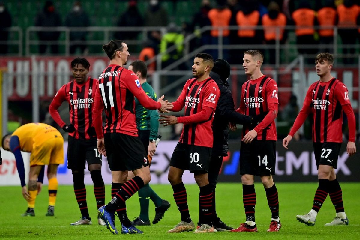 Penyerang AC Milan, Zlatan Ibrahimovic, merayakan kemenangan 3-1 atas AS Roma bersama rekan setim dalam ajang Liga Italia 2021-2022 di Stadion San Siro, 6 Januari 2022.