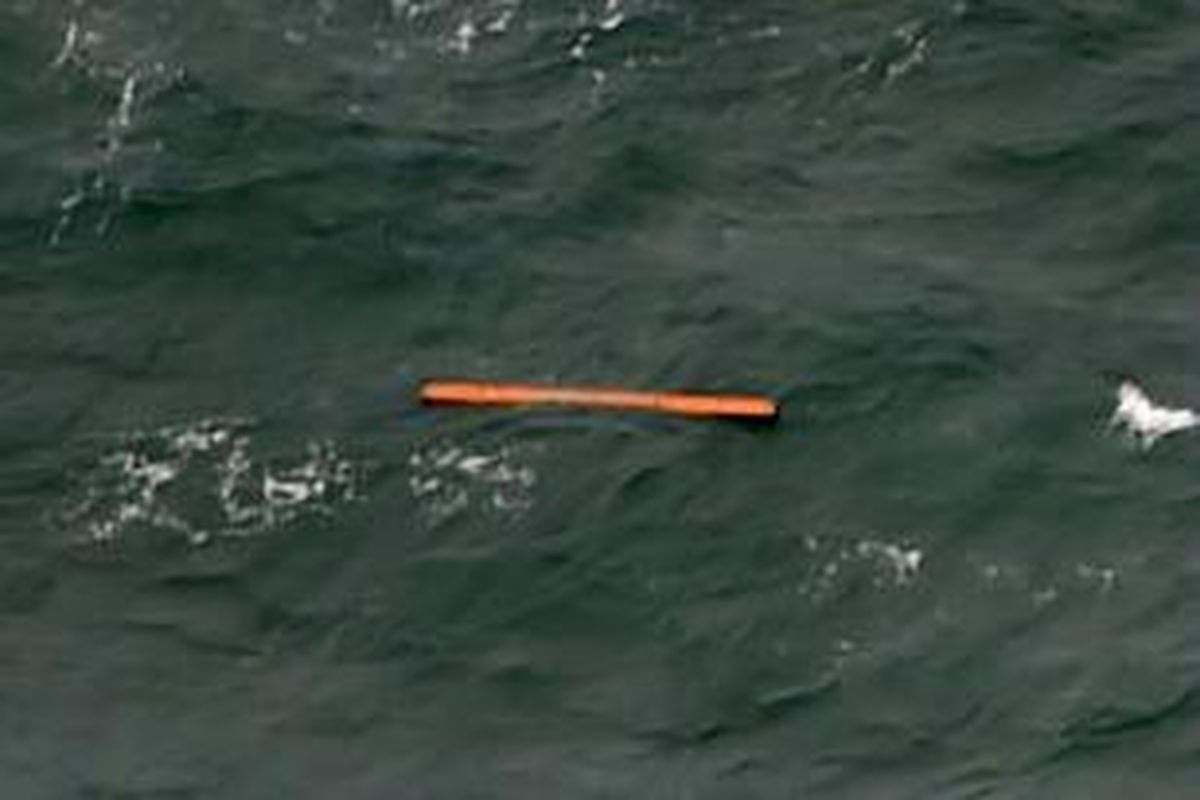 Puing mengambang di area yang sama dengan puing lainnya terlihat saat operasi pencarian pesawat AirAsia QZ8501 di atas Laut Jawa, Selasa (30/12/2014). Puing tersebut masih diselidiki pihak berwenang, apakah terkait pesawat AirAsia yg hilang.