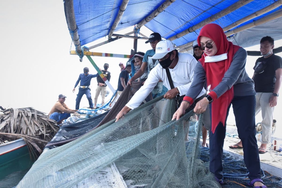 Bupati Luwu Utara, Indah Putri Indriani saat mencoba menangkap ikan dengan teknologi purse seine di Perairan Teluk Bone, Sabtu (20/6/2020). 