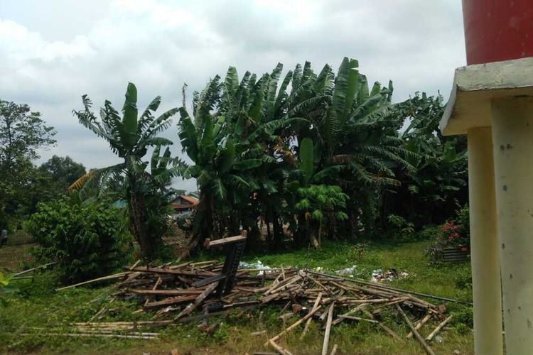 Eksekusi lahan di Kampung Citaman, Desa Tamansari, Kecamatan Pangkalan, Karawang, Jawa Barat, Senin (30/1/2022).