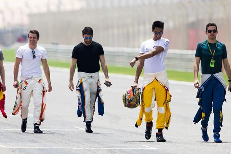 Pebalap Pertamina Arden asal Indonesa, Sean Gelael (dua dari kanan), berjalan bersama para pebalap Formula 2 lain sebelum menjalani sesi foto di grid Sirkuit Sakhir, Bahrain, Kamis (13/4/2017).