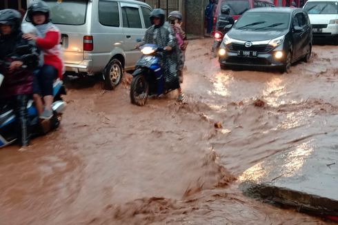 Banjir Lumpur di Jalan Sumedang, Pengendara Motor Berjatuhan