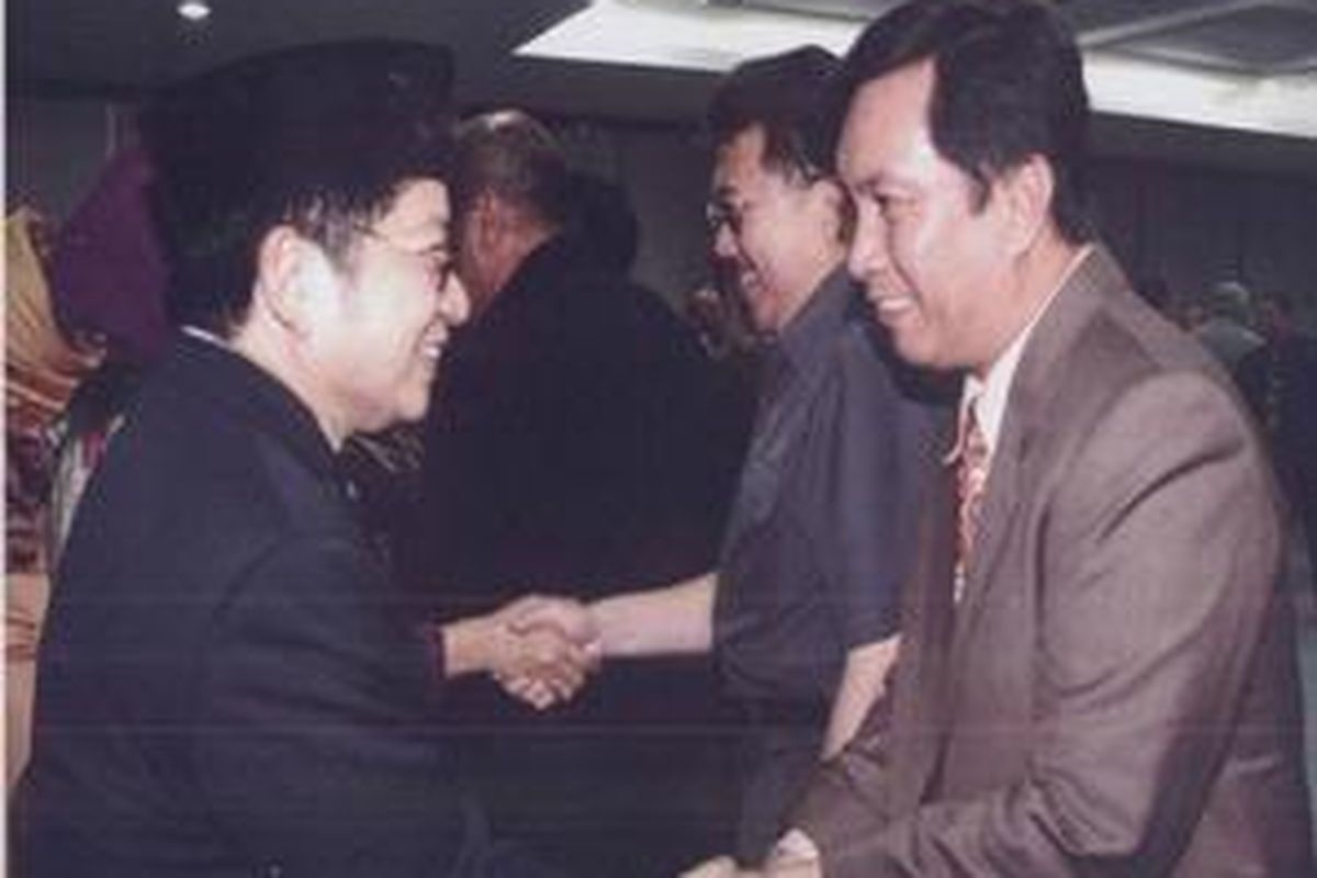 Eddy Ganefo, Ketua Umum Apersi yang baru (kanan) dan Menpera Suharso Monoarfa (kiri) 