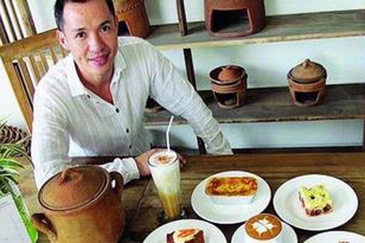 Presenter Erwin Parengkuan di depan hidangan andalan toko kuenya, di The Baked Goods, di ujung Jalan Sabang, Rabu (16/5/2012) sore.  