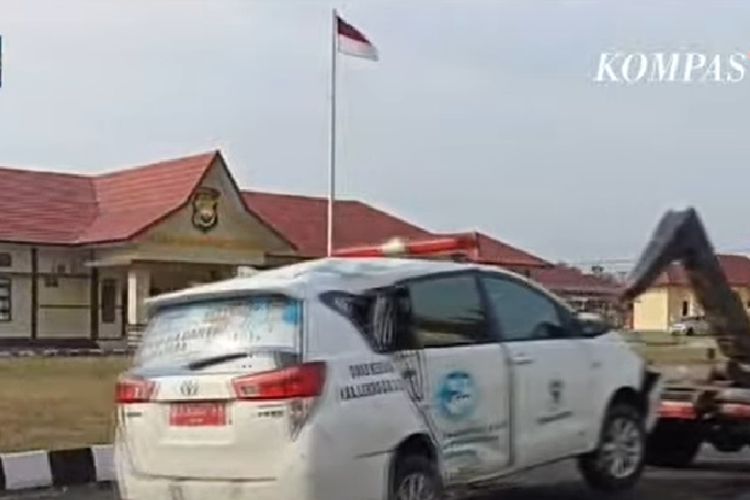 Kondisi ambulans yang mengalami kecelakaan di Bengkulu Tengah, Selasa (10/10/2023). Ambulans Puskesmas Kota Donok, Kabupaten Lebong, Bengkulu, itu masuk jurang saat antar pasien. Dua orang tewas dalam kejadian ini.