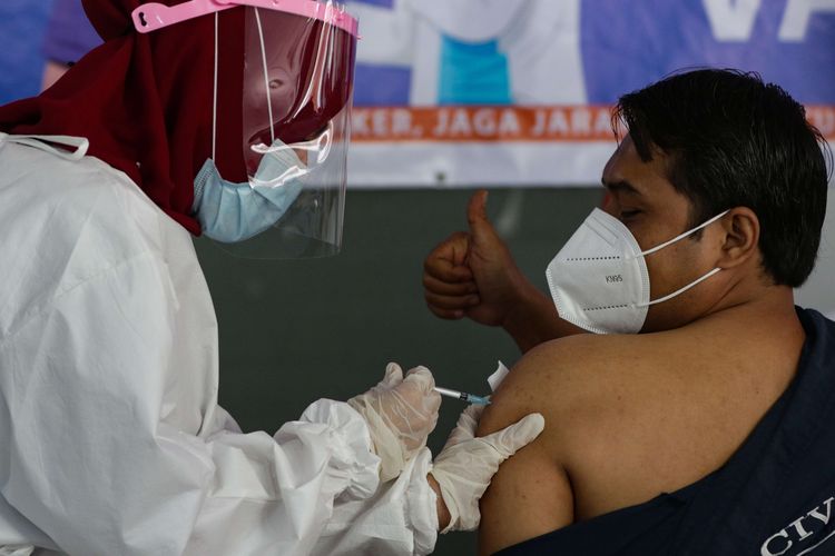 Suasana vaksinasi Covid-19 tahap kedua untuk pedagang Pasar Tanah Abang, Jakarta, Rabu (17/2/2021). Vaksinasi Covid-19 hari ini menyasar kurang lebih 1.500 orang pedagang pasar Tanah Abang dari total 10.000 dosis.