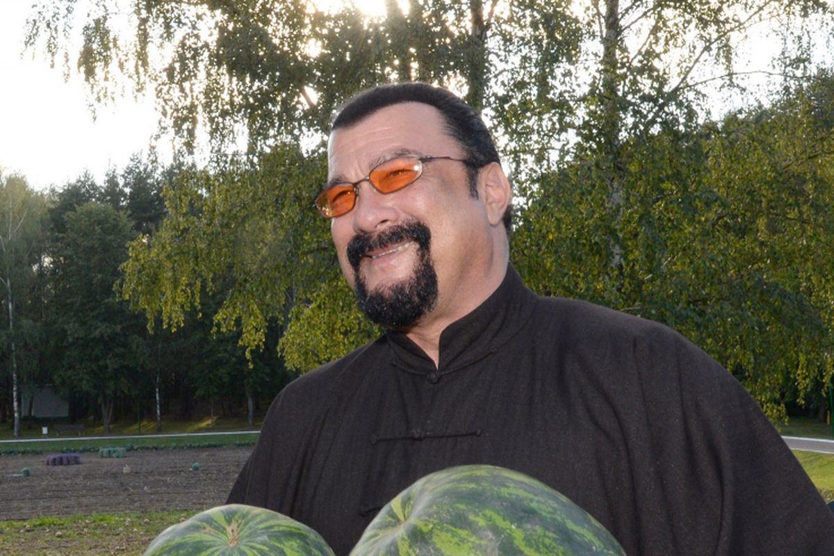 Bintang laga AS, Steven Seagal, di kediaman Presiden Belarus  di Drozdy, pada 24 Agustus 2016.