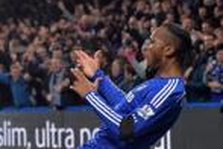 Penyerang Chelsea Didier Drogba merayakan golnya ke gawang Tottenham Hotspur, pada pertandingan Premier League, di Stamford Bridge, Rabu (3/12/2104). Chelsea memenangi laga itu dengan skor 3-0.