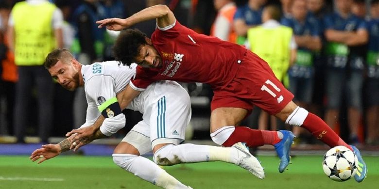 Mohamed Salah mengalami cedera saat berbenturan dengan Sergio Ramos pada final Liga Champions antara Real Madrid dan Liverpool di Kiev, 26 Mei 2018. 