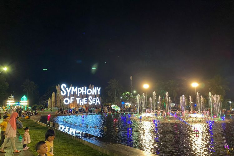 Suasana pengunjung Ancol yang memadati area sekitar water dancing fountain, Senin (15/4/2024).