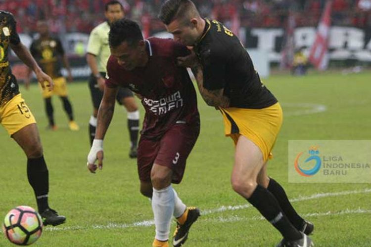Ferdinand Sinaga sat dikawal pemain belakang Barito Putera di laga PSM Makassar versus Barito Putera, Minggu (29/10/2017). 