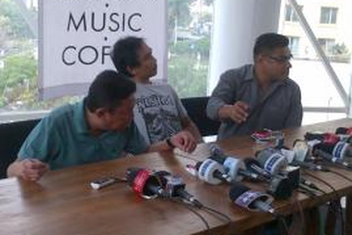Pengusaha Adiguna Sutowo (kiri) dan Piyu (tengah), gitaris PADI, berbicara dalam jumpa pers di Jakarta, Senin (28/10/2013), mengenai perusakan rumah dan sejumlah mobil milik Adiguna di Jakarta, Sabtu (26/10/2013).