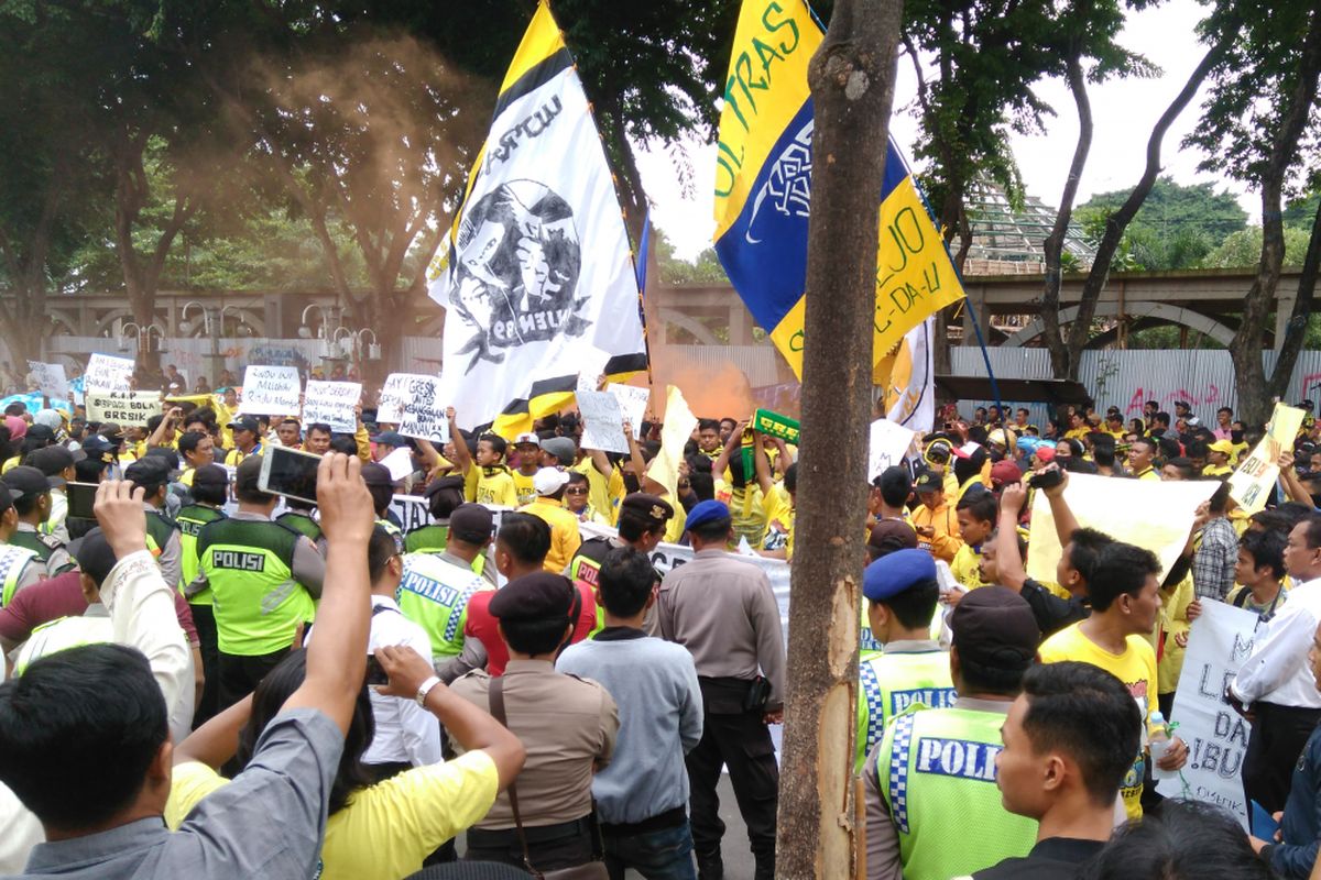 Ultras Mania saat melakukan aksi demonstrasi di depan Gedung DPRD Gresik.