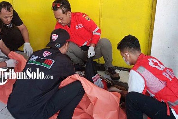 Tim relawan ketika mengevakuasi jenazah seorang pria yang ditemukan di emperan toko di Pasar Kota Sragen, Jawa Tengah, Selasa (4/7/2023).