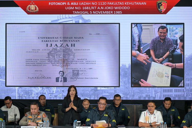 Polisi menampilkan foto dari fotokopi ijazah Jokowi (gambar besar kiri) dan foto dari ijazah asli Jokowi yang sedang dipegang (gambar kecil kanan). (Fauzan/ANTARA FOTO)
