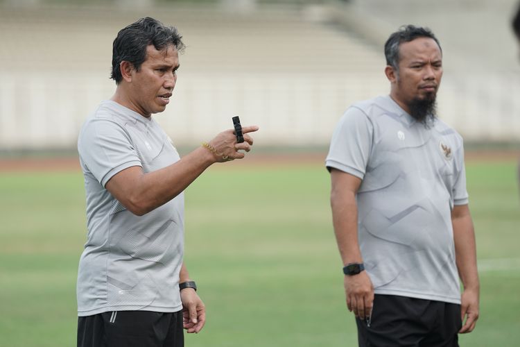 Pelatih timnas U16 Indonesia, Bima Sakti (kiri).