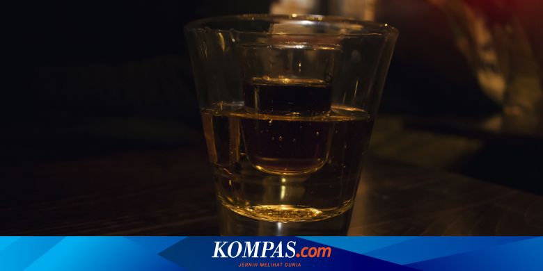 Spermatozoidlar bilan yalagan mushuk