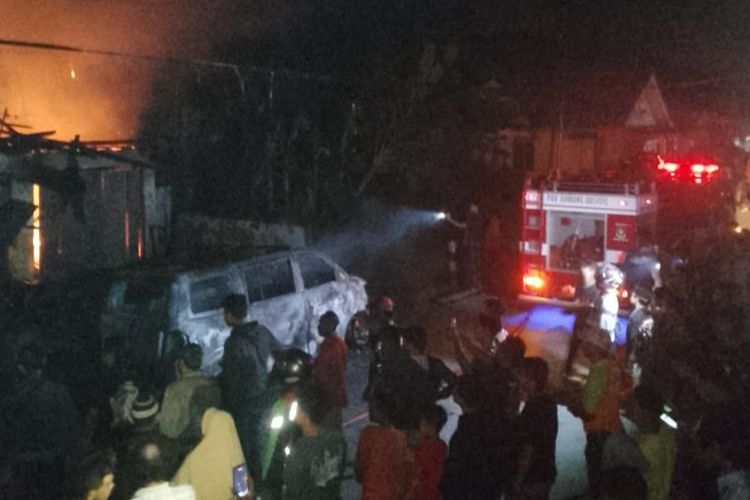 Mobil terbakar di jalan raya Tambak, Kabupaten Banyumas, Jawa Tengah, Selasa (14/5/2024) petang.