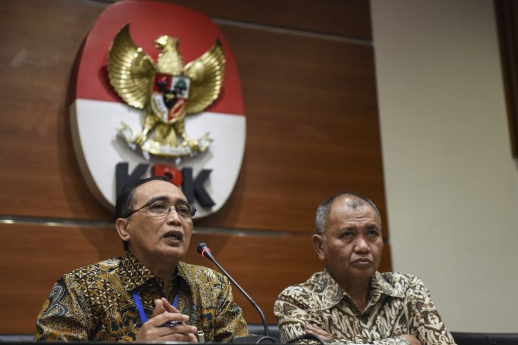 Ketua KPK Agus Rahardjo (kanan) bersama Ketua Kamar Pengawasan MA Sunarto memberikan keterangan pers tentang OTT Hakim Tipikor Bengkulu di gedung KPK, Jakarta, Kamis (7/9/2017). KPK menetapkan tiga tersangka dari hasil operasi tangkap tangan (OTT) di Bengkulu yakni Hakim Pengadilan Tipikor Bengkulu Dewi Suryana, Panitera Pengganti Pengadilan Negeri dan Tipikor Bengkulu Hendra Kurniawan dan saudara dari Wilson terdakwa yang kasusnya ditangani Pengadilan Tipikor Bengkulu berinisial SI serta mengamankan barang bukti uang sebesar Rp125 juta atas kasus dugaan suap dalam penanganan vonis perkara korupsi dengan terdakwa Plt Kepala Badan Pengelolaan Keuangan dan Aset Daerah (BPKAD) Kota Bengkulu Wilson. ANTARA FOTO/Hafidz Mubarak A/ama/17