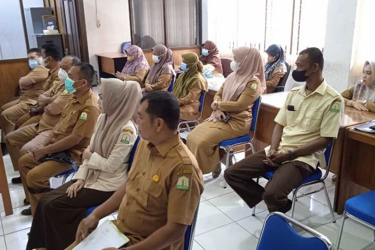 ASN di Banda Aceh mengikuti zikir pagi secara virtual yang dipimpin langsung dari Kantor Gubernur Aceh, Senin (9/5/2022).Semua ASN di Aceh sudah memulai aktifitas dikantor usai libur lebaran Idul Fitri 1443H.