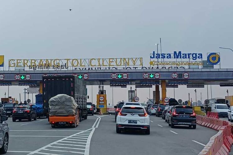 Antrean kendaraan roda empat dari arah Bandung menuju Jakarta terjadi tepat di depan Gerbang Tol Cileunyi, Kabupaten Bandung, pada Minnggu (30/4/2023). Jangan sampai bayar tol dua kali lipat