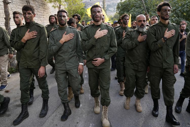 Tentara Hezbollah atau Hizbullah di Lebanon pada saat pemakaman rekan mereka yang tewas akibat serangan Israel pada Oktober 2023.