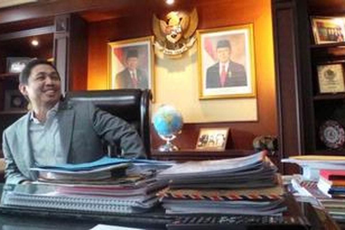 Wakil Ketua DPR Anis Matta, di ruangan kantornya, Gedung Kompleks Parlemen, Senayan, Jakarta, Kamis (7/2/2013). Hari ini, Anis resmi mengundurkan diri dari jabatannya sebagai Wakil Ketua DPR. Ia ingin konsentrasi dengan urusan partai setelah dipilih sebagai Presiden PKS menggantikan Luthfi Hasan.