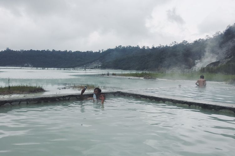 Wisata pemandian air panas di Kawah Talaga Bodas, Garut, Jawa Barat. 