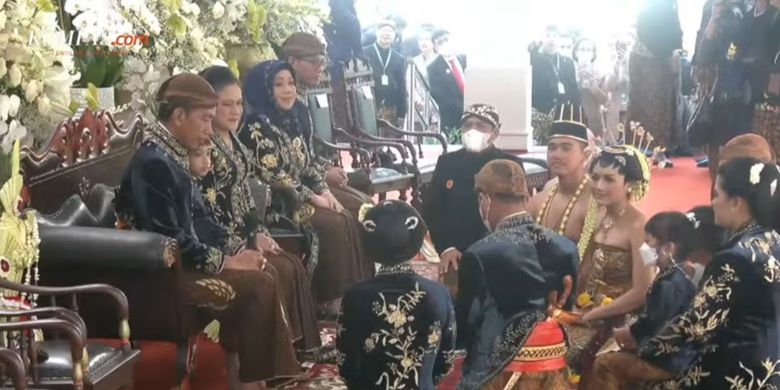 Gibran Rakabuming Raka, putra tertua Presiden Joko Widodo (Jokowi), ketika menghaturkan sembah dan terima kasih kepada Jokowi dan Ibu Negara Iriana mewakili adik-adiknya, dalam salah satu prosesi pernikahan Kaesang Pangarep dan Erina Gudono di Loji Gandrung, Solo, jawa Tengah, Minggu (11/12/2022).