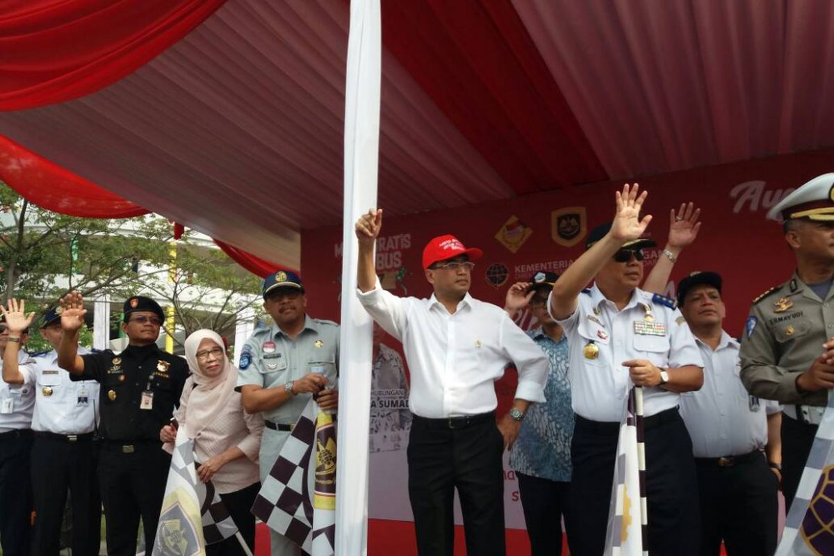Menteri Perhubungan Budi Karya Sumadi melepas mudik gratis bagi sepeda motor dengan menggunakan bus di lapangan parkir Pantai Carnaval, Ancol Jakarta, Kamis (22/6/2017).