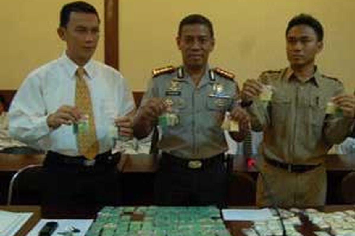 Ribuan butir ekstasi itu berhasil disita dalam operasi under cover by yang dilakukan anggota satuan narkoba, Kamis (11/9). Penemuan dan penyitaan itu sekaligus mengindikasikan Bandar Lampung sebagai pasar potensial untuk ekstasi. Polisi masih mengembangkan kasus untuk menemukan pusat pembuatan ekstasi.