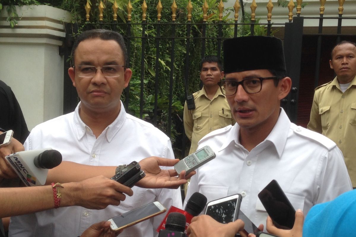 Gubernur dan Wakil Gubernur Terpilih DKI Jakarta Anies Baswedan-Sandiaga Uno usai menghadiri diskusi dengan para duta besar di kediaman Prabowo Subianto di Jalan Kertanegara, Kebayoran Baru, Jakarta Selatan, Rabu (10/5/2017).