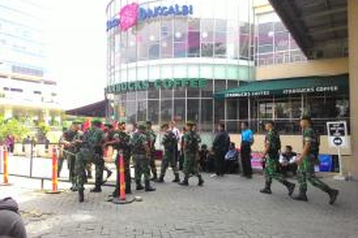 Dinas Penataan Kota kembali menyegel bangunan Tebet Green di Jalan MT Haryono, Jakarta Selatan, pada Kamis (23/7/2015). 