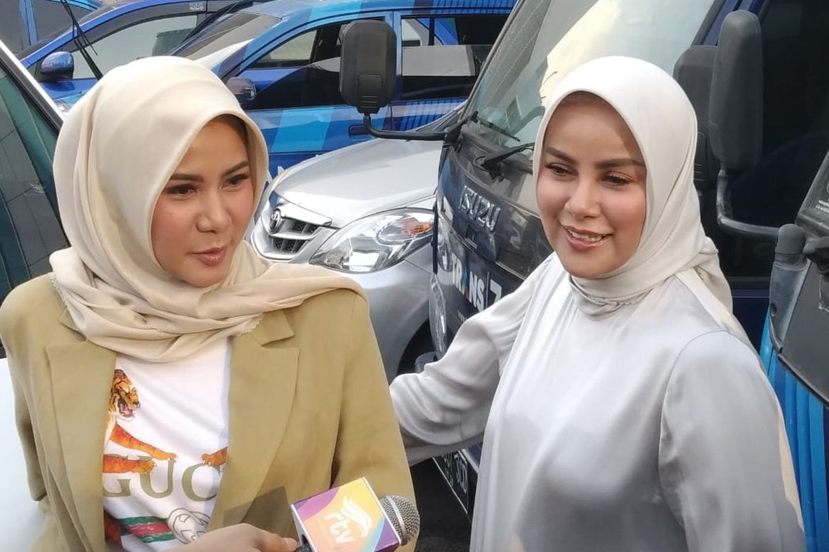 Artis peran dan presenter Olla Ramlan bersama adiknya Cynthia Ramlan saat ditemui usai tampil di salah satu acara stasiun televisi swasta di kawasan Mampang, Jakarta Selatan, Selasa (28/5/2019). 