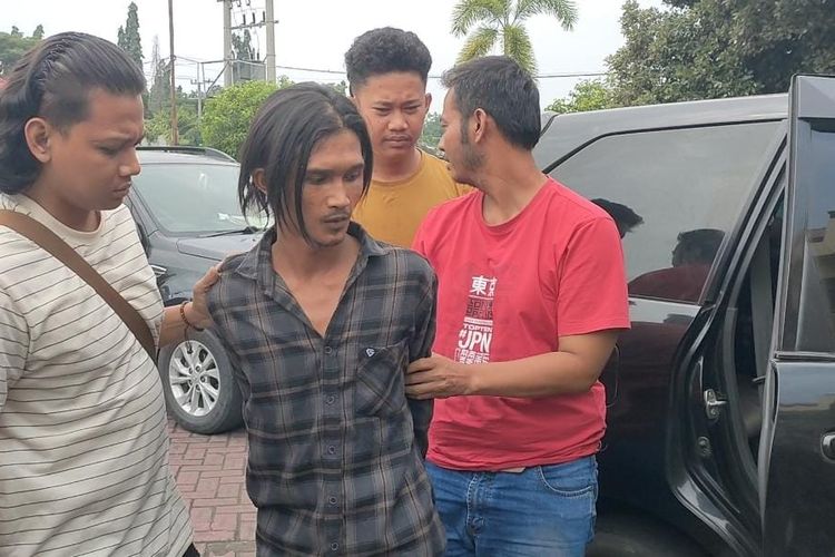 Pelaku pembunuhan wanita muda di Probolinggo digelandang petugas ke ruang penyidik Satreskrim Polres Probolinggo, Kamis (17/4/2025). 