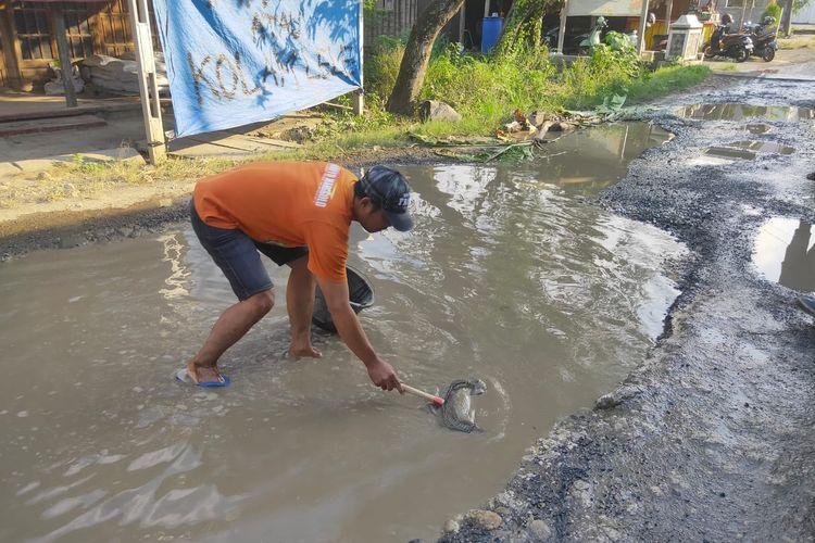 Jalan Rusak di Pati Jadi Kolam Lele, Warga Protes 25 Tahun Tak Diperbaiki
