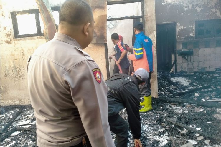 Rumah milik Sugiyanto (50) warga Dusun Tanjung Sari Barat, Desa Tanjung Kamal, Kecamatan Mangaran, Kabupaten Situbondo, Provinsi Jawa Timur hangus terbakar pada Rabu (27/3/2024). 