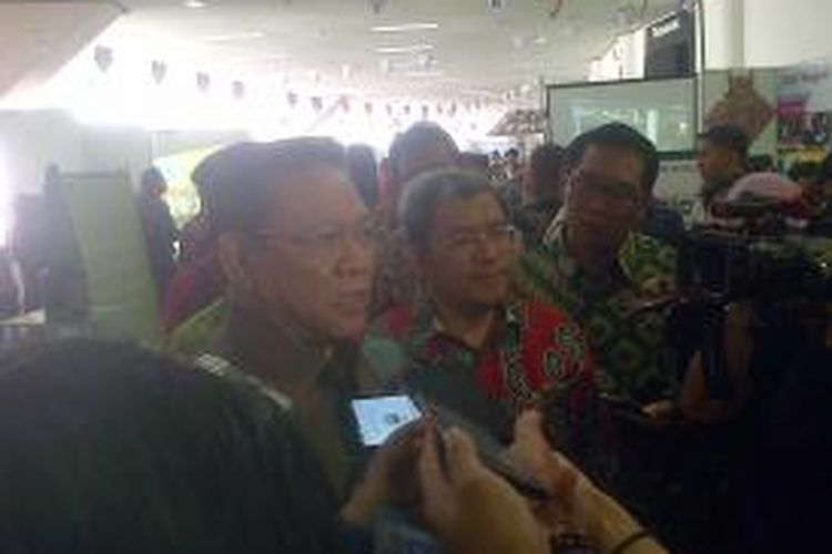 Menteri Koordinasi Kesejahteraan Rakyat (Menkokesra) Agung Laksono bersama Gubernur Jawa Barat, Ahmad Heryawan dan Wali Kota Bandung, Ridwan Kamil, menghadiri City Sanitation Summit 2014 di Sasana Budaya Ganesa, Tamansari, Kota Bandung, Kamis (18/9/2014).