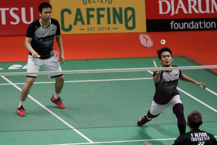 Ganda putra Indonesia, Mohammad Ahsan Ahsan dan Hendra Setiawan bertanding melawan ganda putra Indonesia, Fajar Alfian dan Muhammad Rian Ardianto pada pertandingan semifinal Daihatsu Indonesia Masters 2020 di Istora Senayan Jakarta, Sabtu (18/1/2020). Ahsan dan Setiawan melaju ke final setelah menang 21-12, 18-21, dan 21-17.