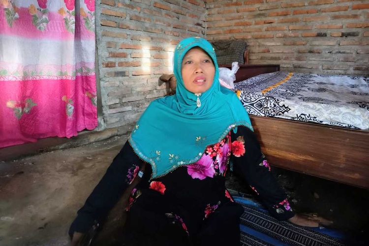 Sumarni (53), warga Dusun Wringinjejer. Desa Gondek, Kecamatan Mojowarno, Kabupaten Jombang, Jawa Timur.