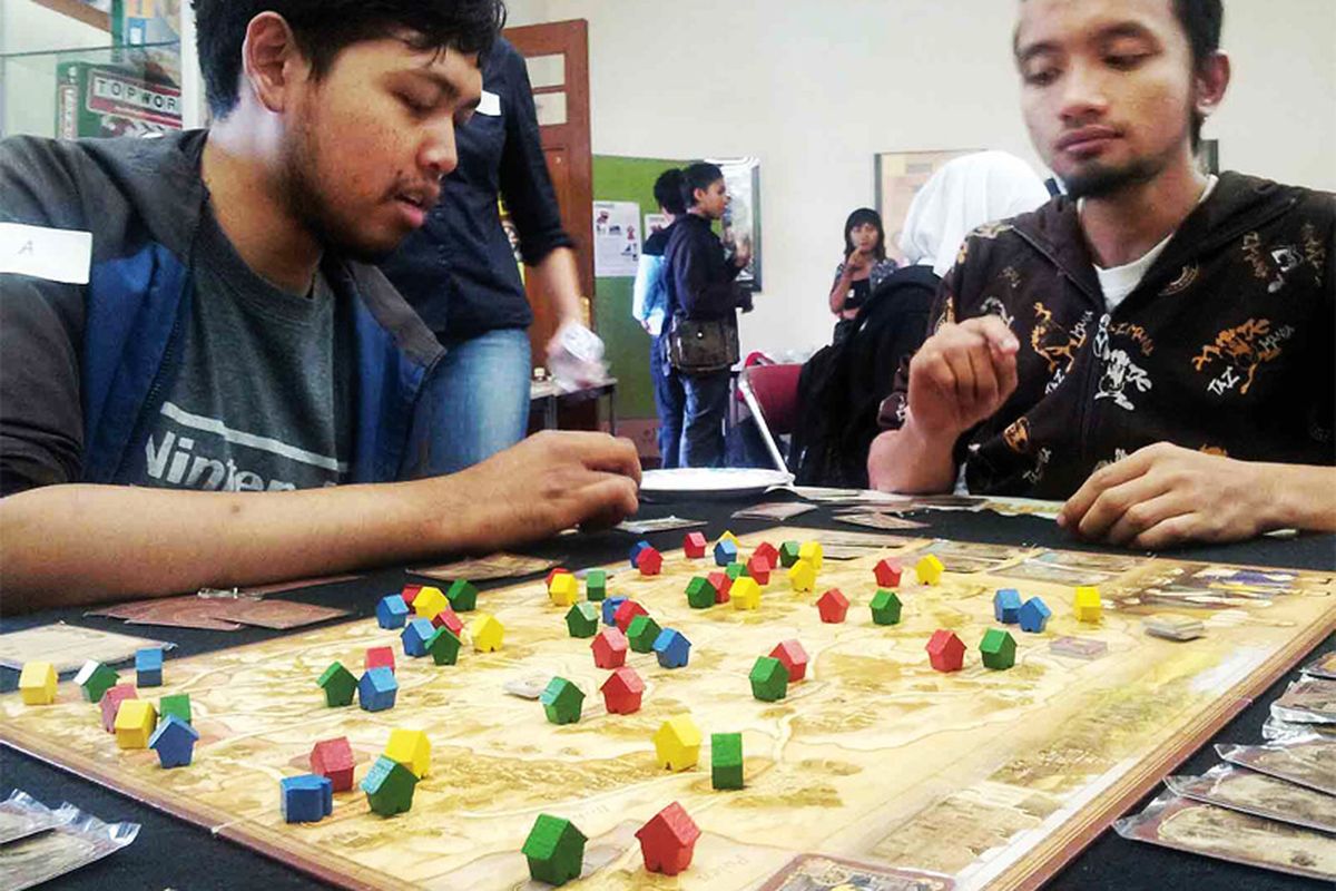 Sesi permainan papan dilangsungkan di Goethe Institut Bandung pada Sabtu (14/7) untuk memperkenalkan beragamnya jenis permainan ini di pasaran kepada masyarakat. Permainan papan merupakan medium rekreasi yang tidak mengenal usia yang mendorong para pemain untuk berinteraksi lebih dekat dibandingkan dengan permainan jenis lainnya. Hanya saja, keberadaannya masih kurang populer karena kurangnya pemahaman dari masyarakat.