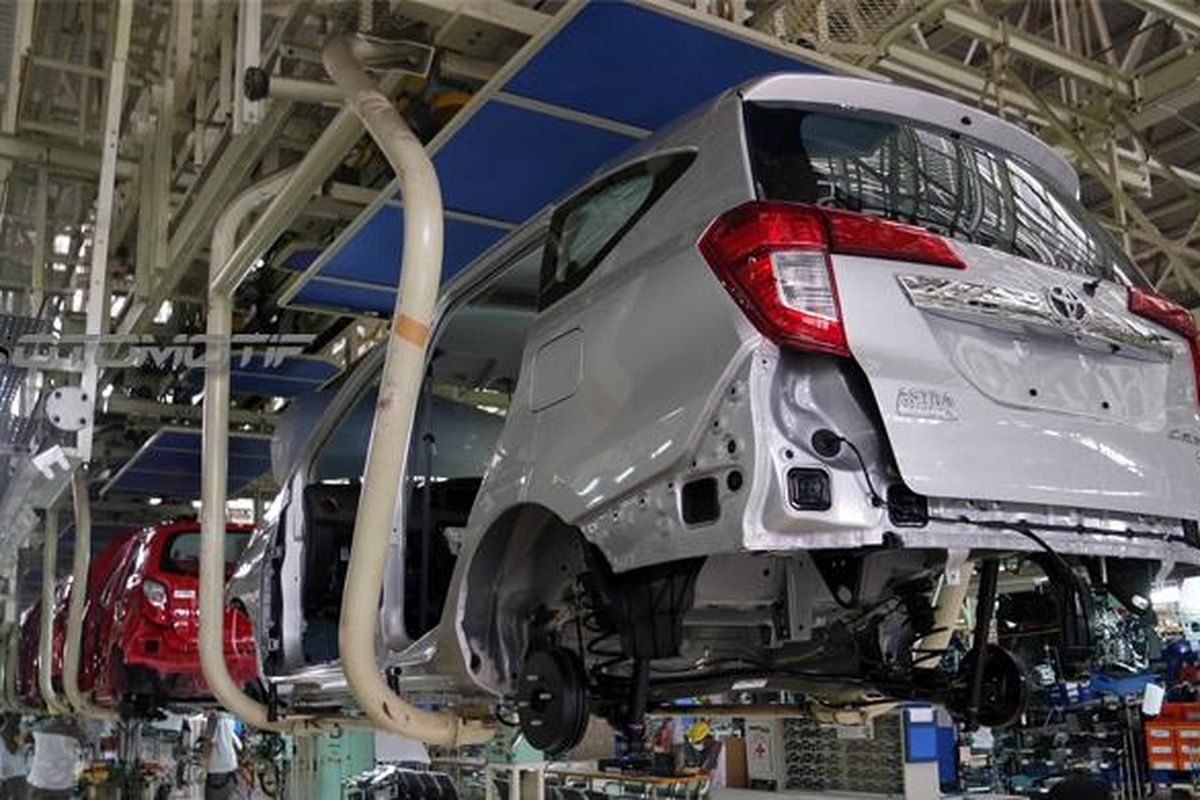 Ilustrasi produksi mobil di pabrik Daihatsu.
