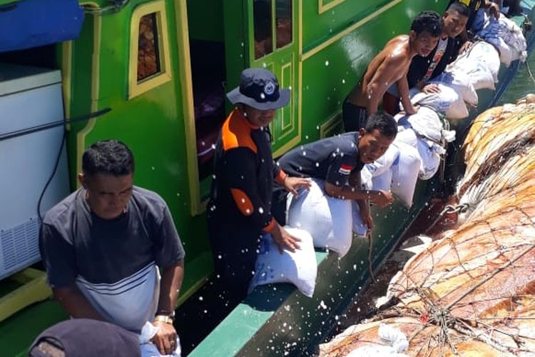 Bangkai paus saat akan ditenggelamkan di laut, Sabtu (6/4/2019)