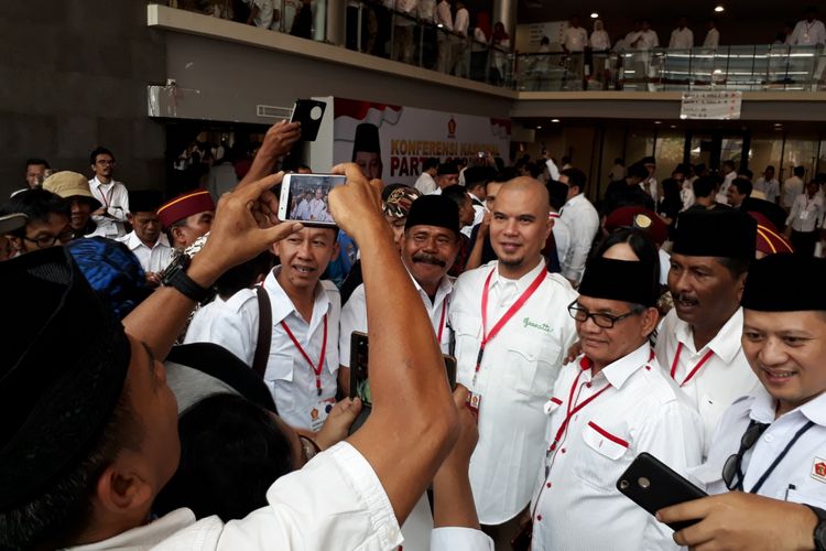 Musisi Ahmad Dhani berfoto bersama sejumlah kader Partai Gerindra dalam acara Konferensi Nasional dan Temu Kader Gerindra di Sentul International Convention Center (SICC), Bogor, Jawa Barat, Rabu (18/10/2017).