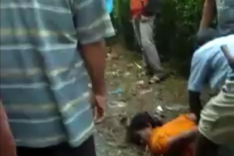 Tangkapan layar maling motor saat diikat kaki dan tangannya di pasar Kecamatan Semboro Kabupaten Jember