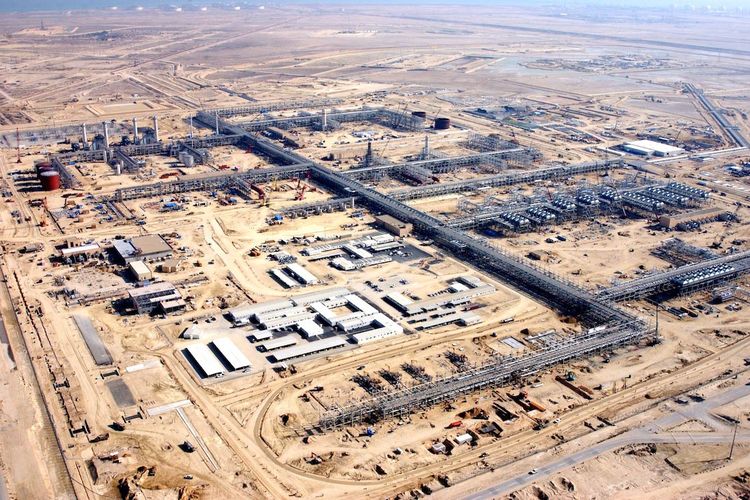 Pemandangan Pabrik Produksi Sentral Qatif selama pembangunannya di awal tahun 2000-an. Selesai dibangun pada tahun 2004, fasilitas ini, menurut Saudi Aramco (2009), memproduksi 800.000 barel per hari dari peremajaan ladang minyak darat Qatif (pertama kali diproduksi pada tahun 1951) dan ladang minyak lepas pantai Ab Safah (pertama kali diproduksi pada tahun 1966). 